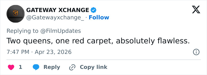 Anne Hathaway intervém para ajudar Michaela Coel a evitar o mau funcionamento do guarda-roupa no tapete vermelho