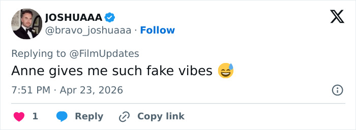 Anne Hathaway intervém para ajudar Michaela Coel a evitar o mau funcionamento do guarda-roupa no tapete vermelho