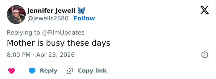 Anne Hathaway intervém para ajudar Michaela Coel a evitar o mau funcionamento do guarda-roupa no tapete vermelho