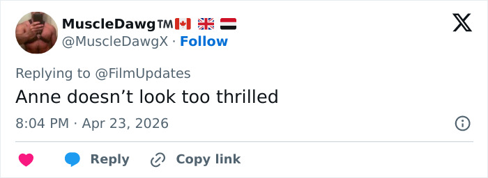 Anne Hathaway intervém para ajudar Michaela Coel a evitar o mau funcionamento do guarda-roupa no tapete vermelho