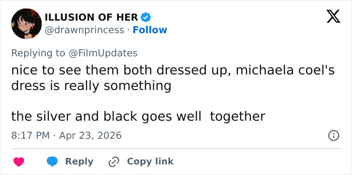 Anne Hathaway intervém para ajudar Michaela Coel a evitar o mau funcionamento do guarda-roupa no tapete vermelho