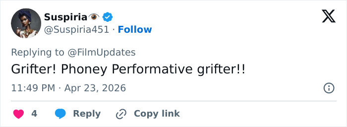 Anne Hathaway intervém para ajudar Michaela Coel a evitar o mau funcionamento do guarda-roupa no tapete vermelho