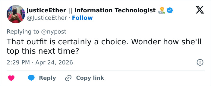 Anne Hathaway intervém para ajudar Michaela Coel a evitar o mau funcionamento do guarda-roupa no tapete vermelho