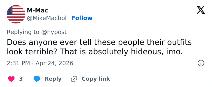 Anne Hathaway intervém para ajudar Michaela Coel a evitar o mau funcionamento do guarda-roupa no tapete vermelho