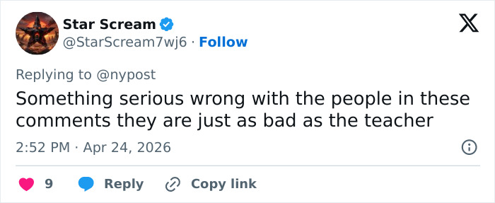 Uma postagem de Star Scream no Twitter comentando sobre um relacionamento impróprio com alunos envolvendo um professor substituto.