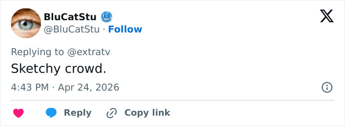 Um tweet de @BluCatStu dizendo "Multidão esboçada," implicando uma crítica semelhante ao manequim assado de Nikki Glaser.