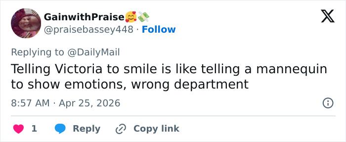 Um tweet comparando dizer a Victoria Beckham para sorrir para um manequim, fazendo referência ao rosto sério de Victoria Beckham.