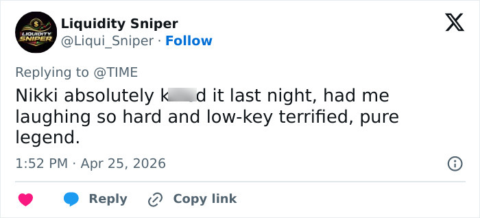 Postagem de um usuário do Twitter elogiando o assado de Nikki Glaser, destacando risadas e leve terror, rotulando-a de pura lenda.
