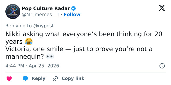 Um tweet do Pop Culture Radar sobre Nikki Glaser criticando o rosto sério característico de Victoria Beckham. Pede que ela sorria para provar que não é um manequim.