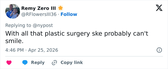 Um comentário no Twitter sobre o rosto sério de Victoria Beckham, sugerindo que a cirurgia plástica impede o sorriso. Isso se conecta à palavra-chave manequim.