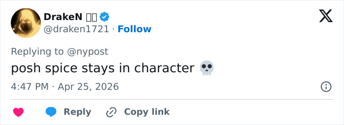 Um tweet de @draken1721 respondendo a @nypost: "tempero chique permanece no personagem 💀". Isto está relacionado com o rosto sério de Victoria Beckham.