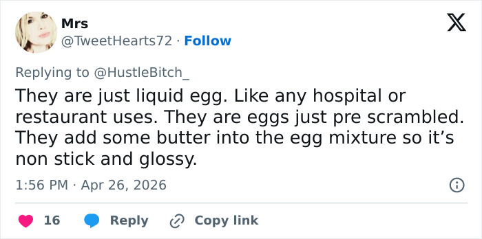 Um tweet da Sra. @ TweetHearts72 explicando como são feitos os ovos buffet: líquidos e pré-mexidos, com manteiga para dar textura.