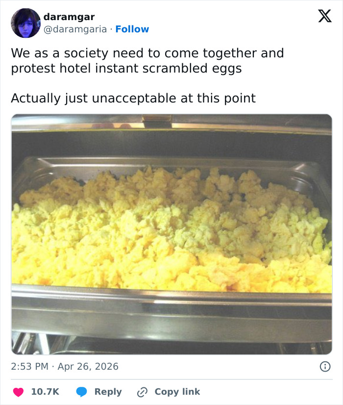 Uma postagem no Twitter mostra uma bandeja de ovos de bufê pouco apetitosos em um hotel, destacando como os ovos de bufê são feitos.