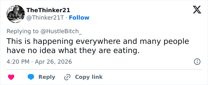 Um tweet de @TheThinker21 sobre hóspedes de hotéis descobrindo como são feitos os ovos do buffet, despertando preocupação sobre o que as pessoas estão comendo.