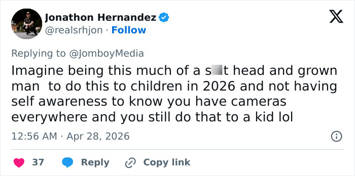 A fúria explode depois que um homem agarra o beisebol de uma jovem, o repórter restaura a justiça