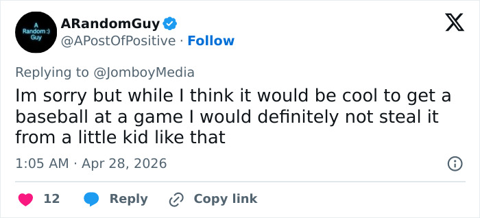 A fúria explode depois que um homem agarra o beisebol de uma jovem, o repórter restaura a justiça