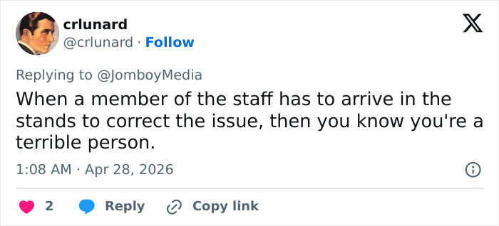 A fúria explode depois que um homem agarra o beisebol de uma jovem, o repórter restaura a justiça