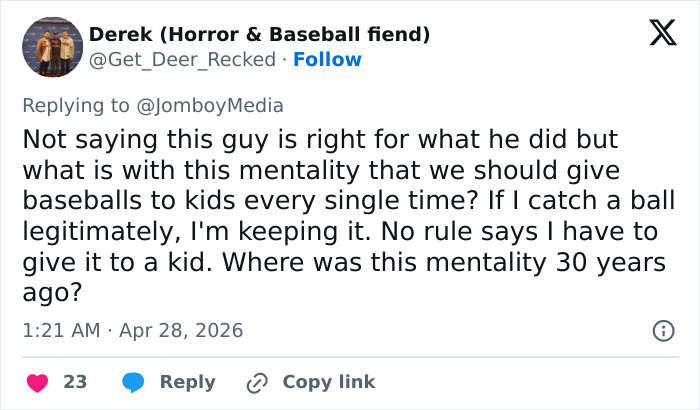 A fúria explode depois que um homem agarra o beisebol de uma jovem, o repórter restaura a justiça