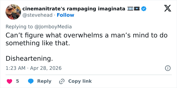 A fúria explode depois que um homem agarra o beisebol de uma jovem, o repórter restaura a justiça