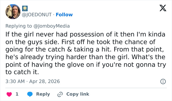 A fúria explode depois que um homem agarra o beisebol de uma jovem, o repórter restaura a justiça