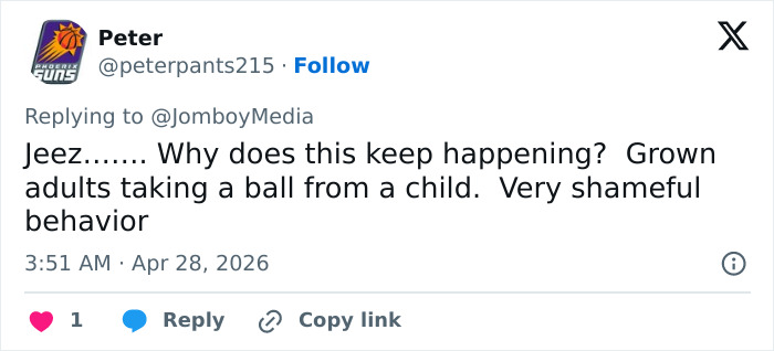 A fúria explode depois que um homem agarra o beisebol de uma jovem, o repórter restaura a justiça