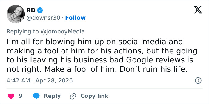 A fúria explode depois que um homem agarra o beisebol de uma jovem, o repórter restaura a justiça