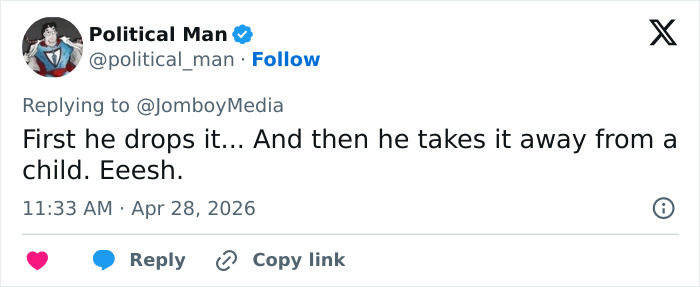 A fúria explode depois que um homem agarra o beisebol de uma jovem, o repórter restaura a justiça