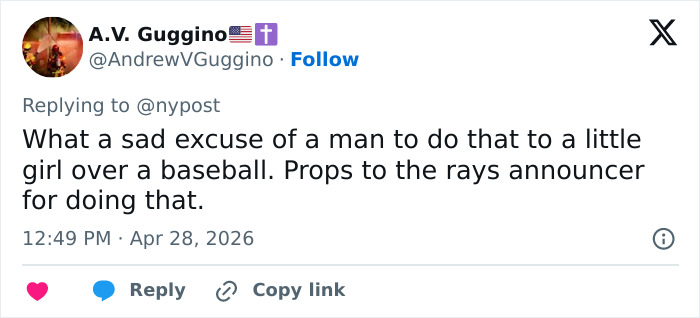 A fúria explode depois que um homem agarra o beisebol de uma jovem, o repórter restaura a justiça