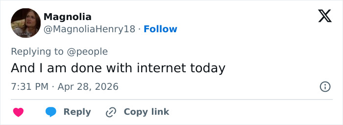 Mãe do influenciador Noah Beck é colocada em licença pelo distrito escolar após vídeo inapropriado com o filho ressurgir