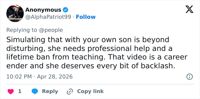 Mãe do influenciador Noah Beck é colocada em licença pelo distrito escolar após vídeo inapropriado com o filho ressurgir