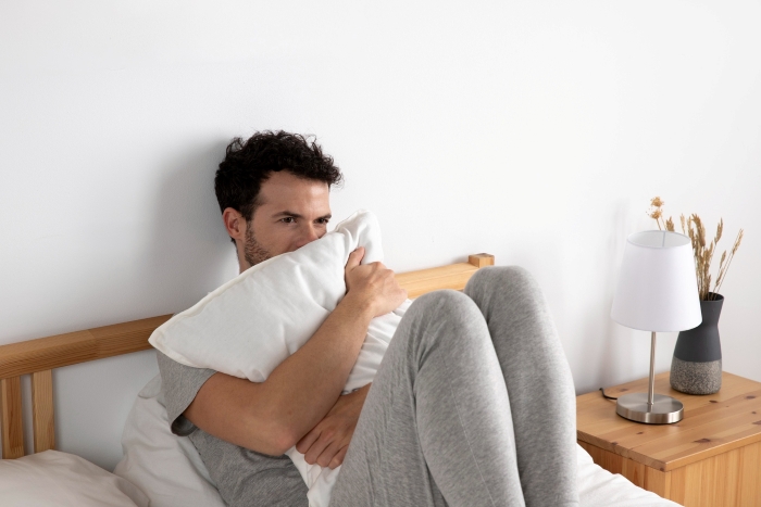 Mulher bate na casa de um amigo após o rompimento, explode reality shows e estressa os gatos