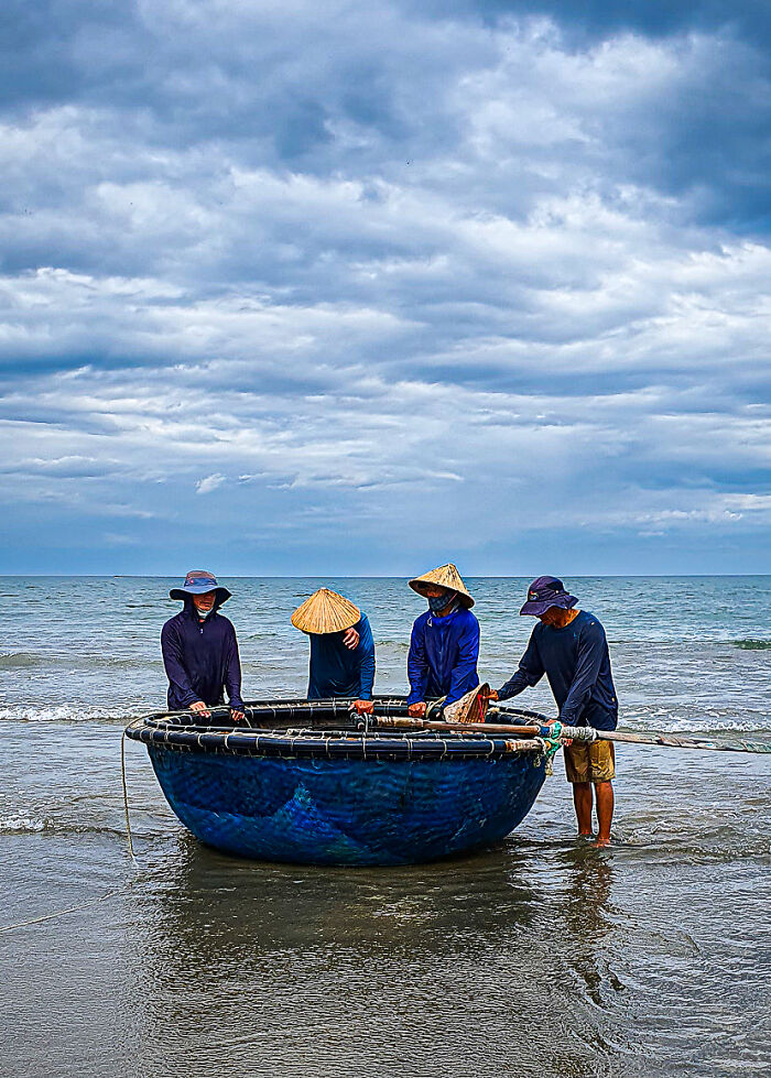 Ao telefone em apoio à ação contra a fome: tradições atemporais de trabalho em equipe - Basket Boat Fishing, Da Nang, Vietnã Por Laura Burgon