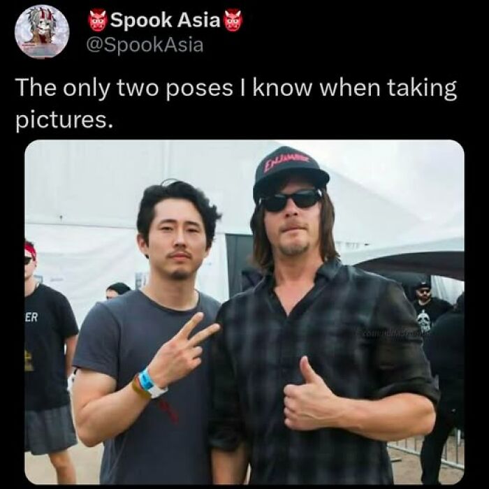 Funny tweet showing two men posing for a picture with peace and thumbs-up gestures, perfect for a good laugh.