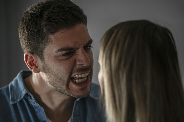 Homem trai a esposa e se casa com o parceiro, fica chateado, a família ama mais o ex