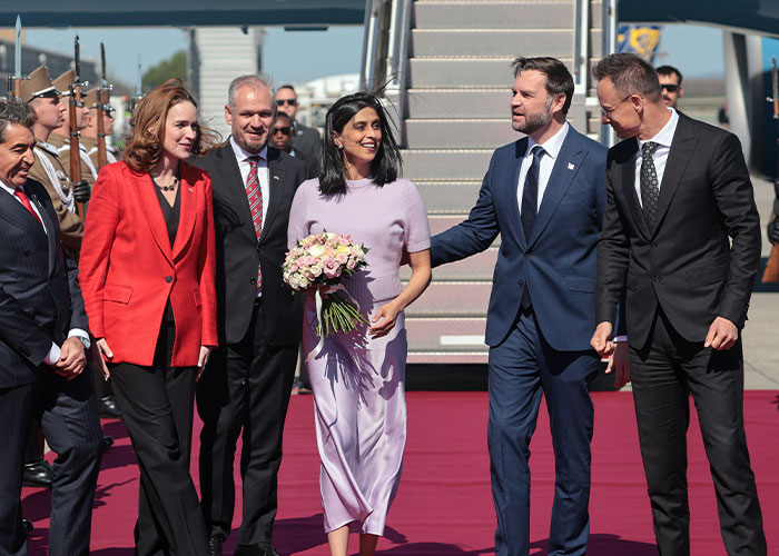 Video Of JD Vance And His Wife Getting Off Plane Goes Viral After Viewers Spot Odd Details