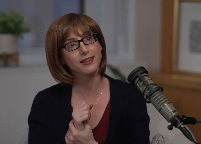 Autor de best-seller choca os fãs ao revelar a verdadeira identidade após 13 anos de vida dupla Autor de best-seller choca os fãs ao revelar a verdadeira identidade após 13 anos de vida dupla