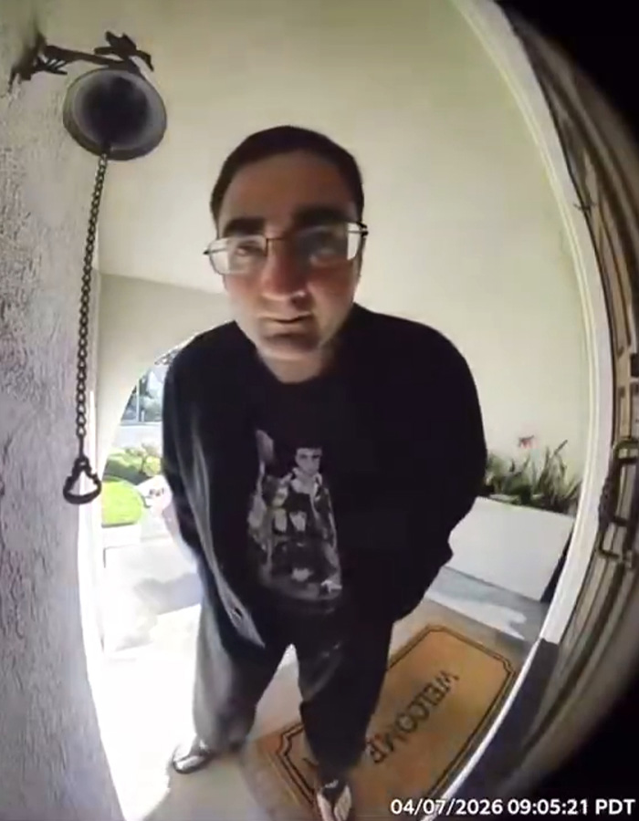 Homem usando óculos e roupas escuras fica na porta da frente capturado por uma câmera de campainha, relacionado ao intruso de Fairfield.