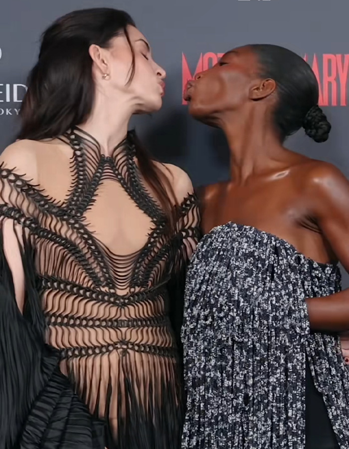 Anne Hathaway intervém para ajudar Michaela Coel a evitar o mau funcionamento do guarda-roupa no tapete vermelho