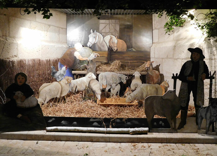 Boneca inflável de Jesus Cristo desencadeia o caos antes da Páscoa: 