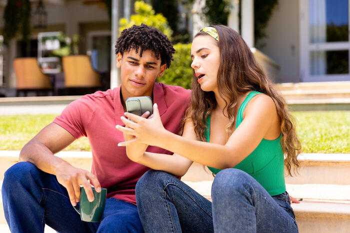 36 Wild Friendship Betrayals That Sound Fake But Sadly Aren’t