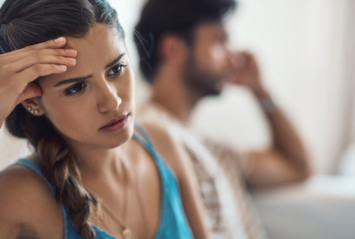 Esposa preocupada com uma expressão estressada enquanto o marido a ignora, destacando o dilema delirante do filho caso do marido. Esposa preocupada com uma expressão estressada enquanto o marido a ignora, destacando o dilema delirante do filho caso do marido.