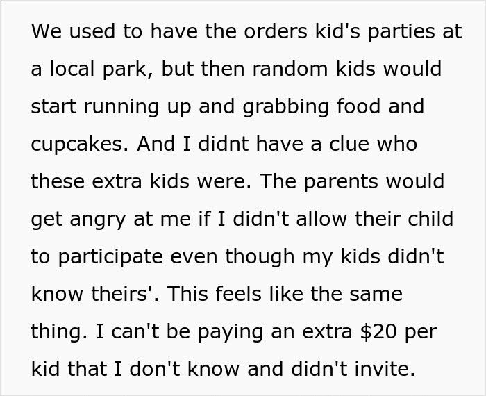 Mulher surpresa com a confirmação de presença de uma mãe no aniversário da filha, preocupada com a presença de crianças extras não convidadas na festa.