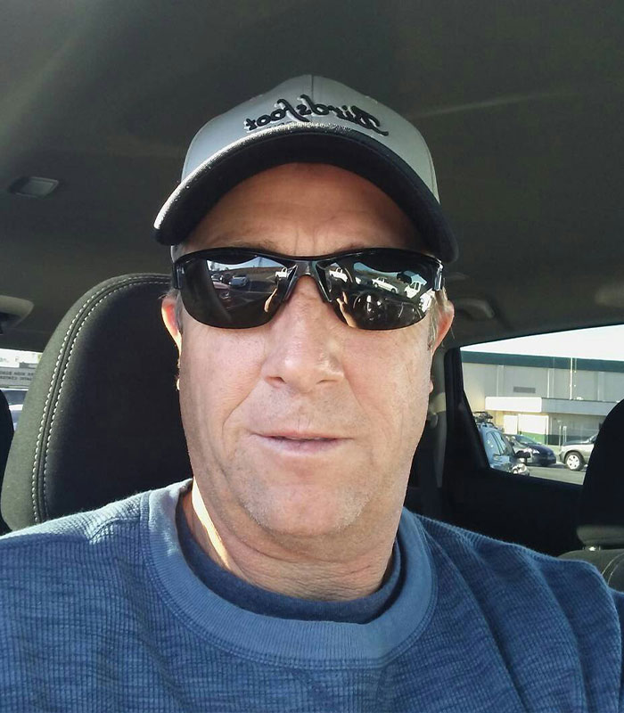 Filho do diretor de Hollywood se esconde após alegações perturbadoras, enquanto a mensagem arrogante da mãe provoca indignação