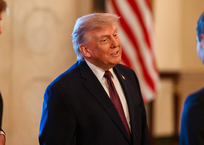 "Tive que triplicar a verificação": Detalhe na foto da Casa Branca com o tênis feminino da Geórgia desperta críticas