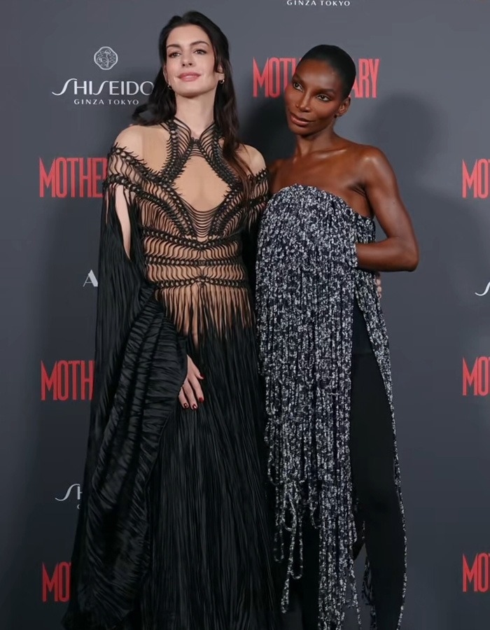Anne Hathaway intervém para ajudar Michaela Coel a evitar o mau funcionamento do guarda-roupa no tapete vermelho
