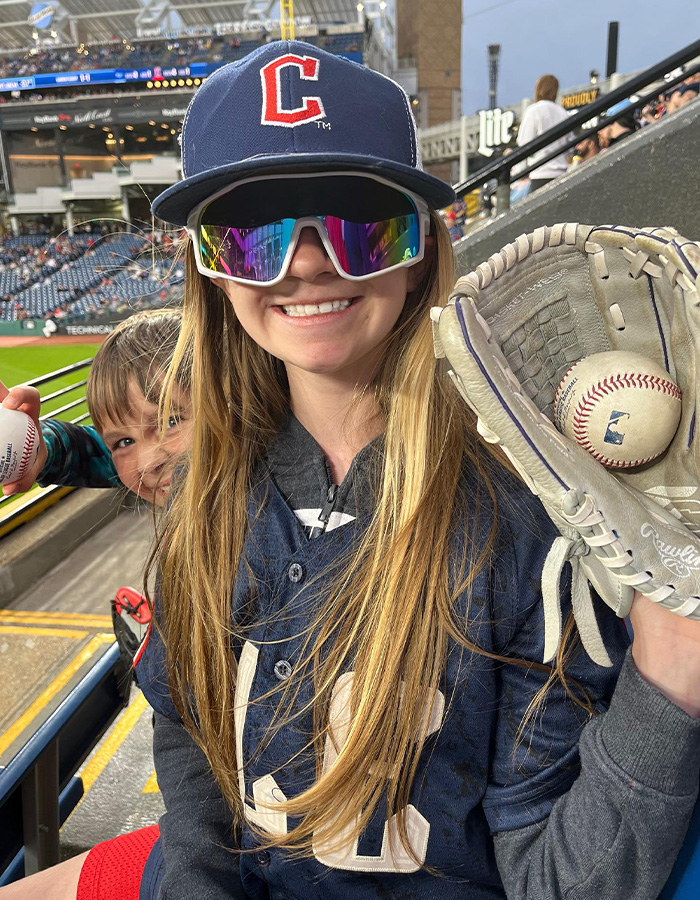 Homem que roubou beisebol de uma jovem no jogo quebra o silêncio após grande reação