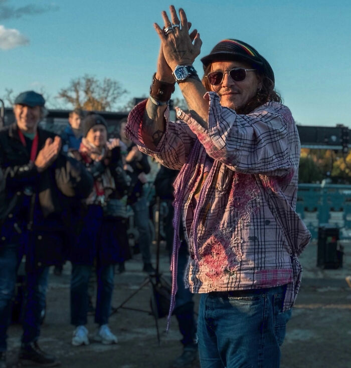 Sir Ian McKellen gera polêmica com comentários recentes sobre Johnny Depp