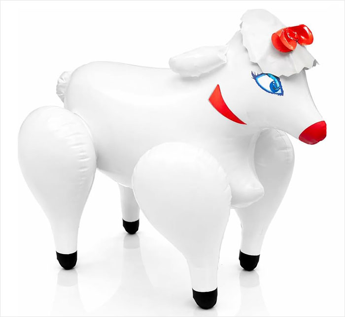 Boneca inflável de Jesus Cristo desencadeia o caos antes da Páscoa: 