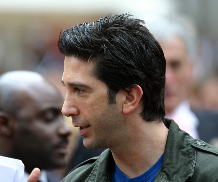 Homem de cabelo escuro falando de perfil, representando Kanye West, quebra o silêncio nas notícias do Wireless Festival.