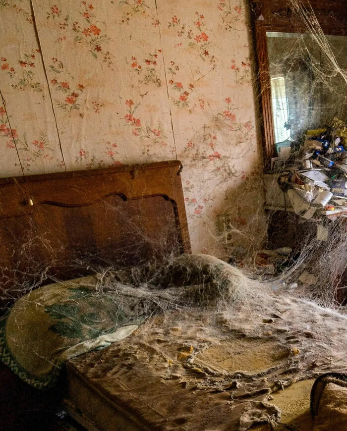 This Page Shared 55 Photos Of Creepy Places Lost To Time